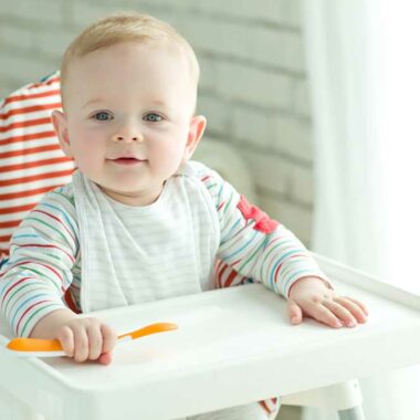 Βρεφική διατροφή: Τι πρέπει να τρώει το μωρό σας ανά ηλικία;